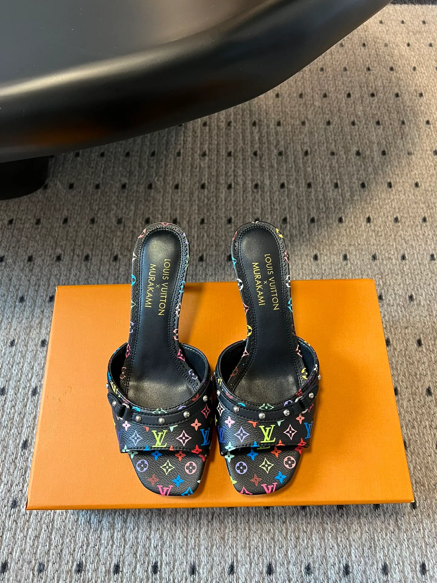 👟👟Ex-factory price 480👟👟 * 25ss spring and summer new style black and white three-color cat-heeled flat sandals. It is difficult not to doubt whether it borrowed from the Tang Dynasty's Tang Sancai as a basis and innovated it into the classic LV logo. It used color and the large area of ​​the upper as a contrast to create a white or black three-color element style on the upper, creating another classic style! Super greasy on feet! Indescribable fashion! It’s easy to match every day, and it’s very relevant to the changes and development of the times! Kitten heels are super easy to wear and give your feet a full summer vibe! Material: Original customized fabric Lining: Cow lining Outsole: Genuine leather outsole imported from Italy Shoe size: 35-41 (40.41 customized non-returnable